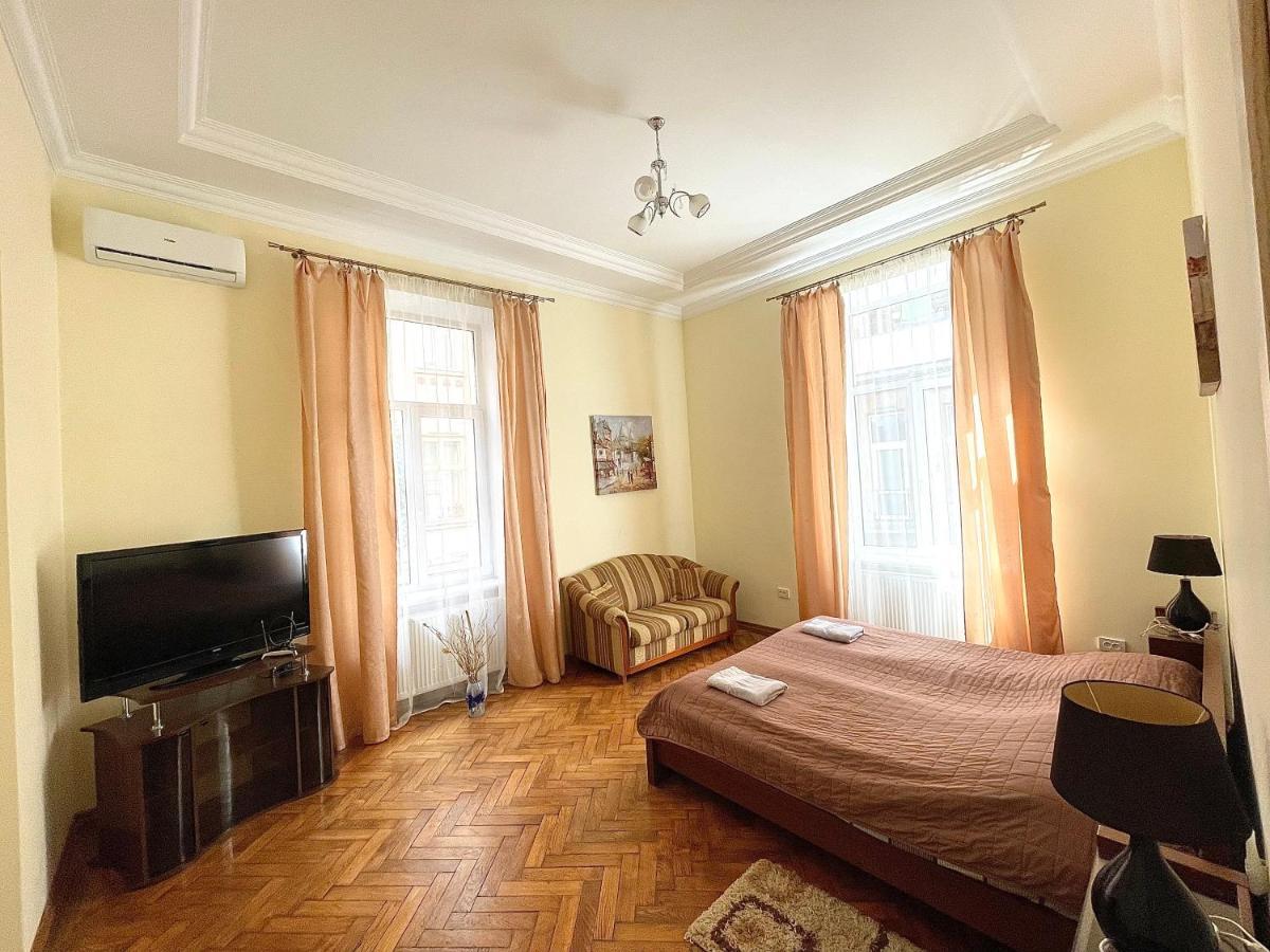 3 Rooms Apartments In The City Centr 리비프 외부 사진