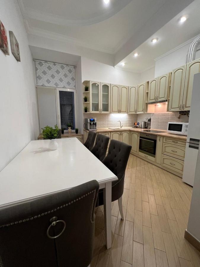 3 Rooms Apartments In The City Centr 리비프 외부 사진